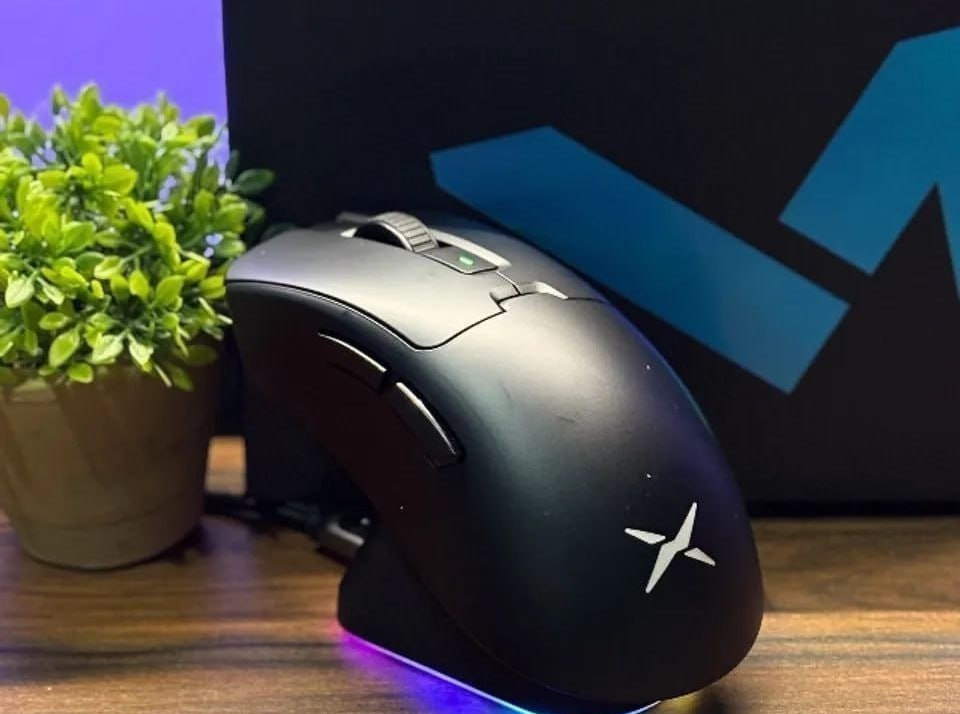 Mouse Delux M900 PRO, PAW3395, 8KHz, com Dock de Carregamento