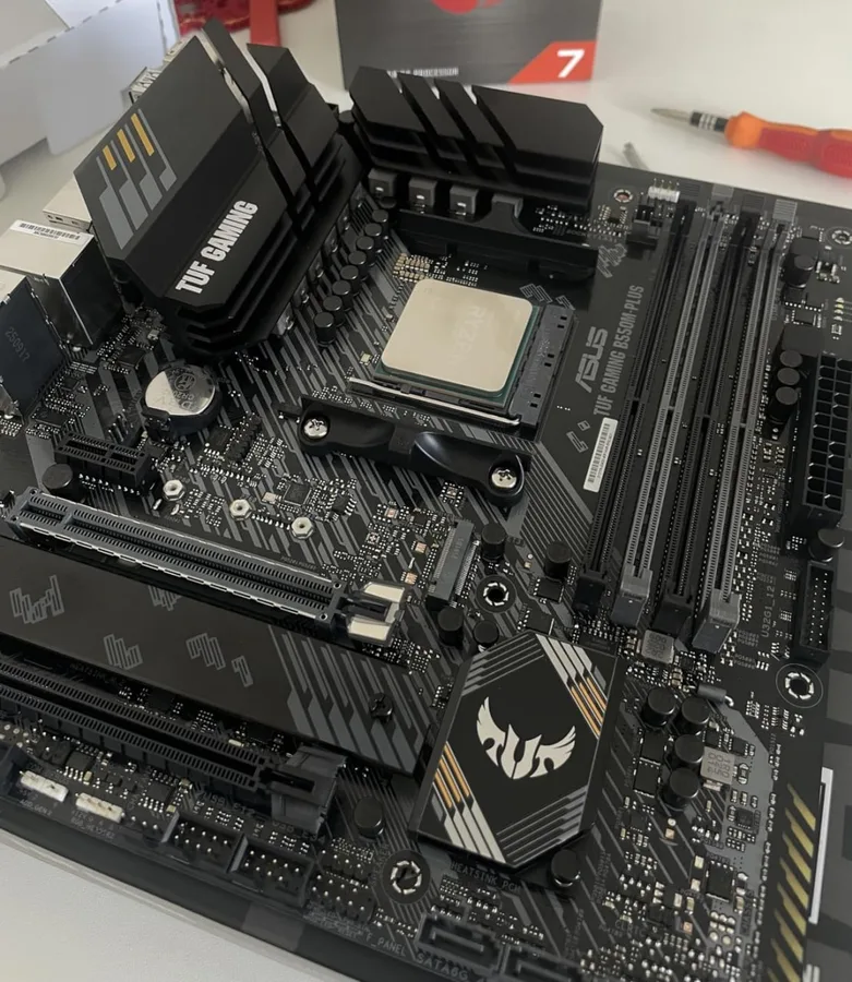 Placa-Mãe AMD AM4 Asus TUF GAMING B550M-Plus - 90MB14A0-C1BAY0